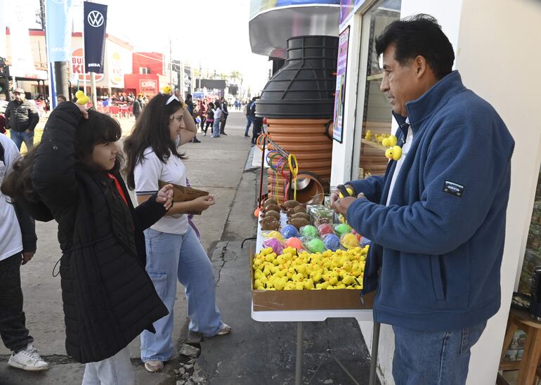 Venta de patitos amarillos en la Expo de Mariano Roque Alonso.