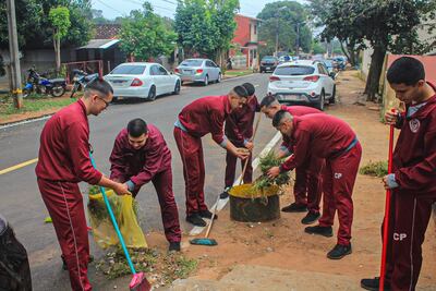Aspirantes a policía como una retribución social, realizan minga ambiental en el Hospital Regional de San Juan Bautista.