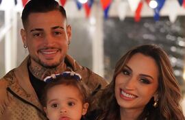 Jean Fernandes y Shayene Victorio con su hija Alice.