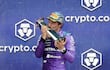 El italiano Andrea Kimi Antonelli (Mercedes AMG) celebra con su trofeo una nueva victoria en la máxima categoría del automovilismo a nivel mundial.