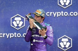 El italiano Andrea Kimi Antonelli (Mercedes AMG) celebra con su trofeo una nueva victoria en la máxima categoría del automovilismo a nivel mundial.