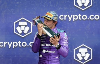 El italiano Andrea Kimi Antonelli (Mercedes AMG) celebra con su trofeo una nueva victoria en la máxima categoría del automovilismo a nivel mundial.
