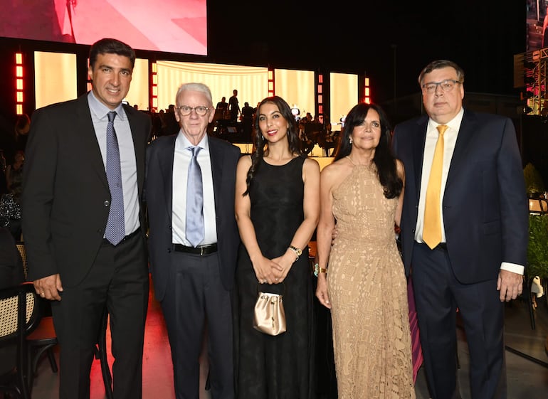 José Brítez junto con Conor y Souad Mc Enroy,  Ani Romañach y Jerónimo Nasser.