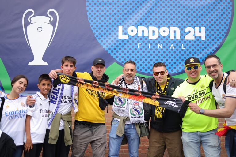 Los aficionados en los alrededores del estadio de Wembley antes de la final de la Champions League entre el Borussia Dortmund y el Real Madrid en Londres.