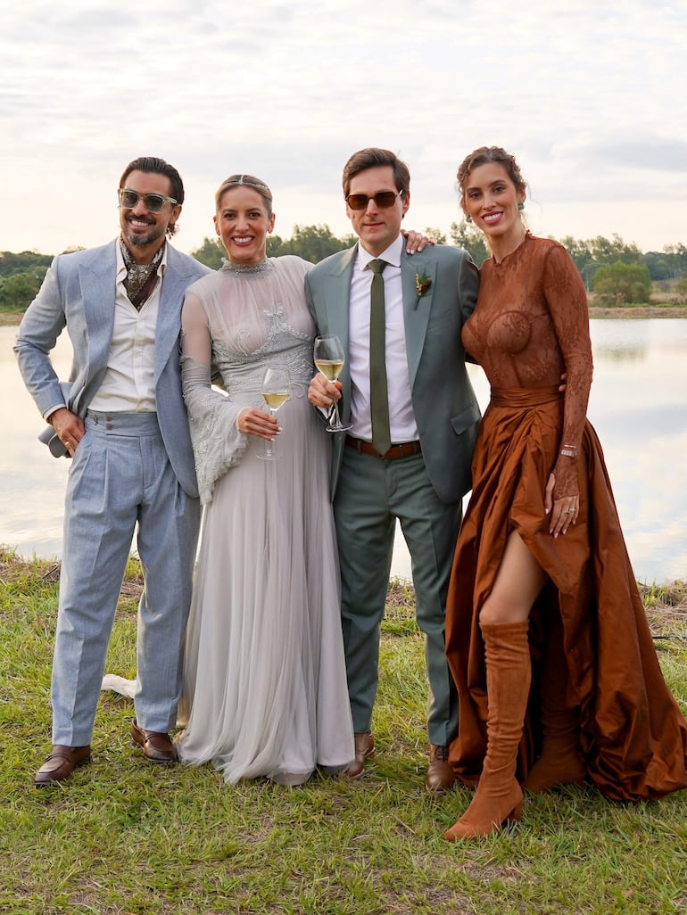 Emma Viedma en vestido elegante, Vicente Scavone con traje claro, acompañados de Gi Lesme y Carlitos Ortellado, todos sonrientes.