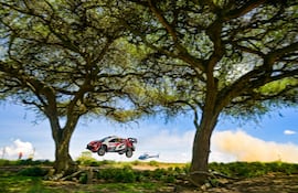 Una postal –con el auto de Oliver Solberg– en el mítico salto de Miti Mbilli. Foto: TGR WRT/McKlein.