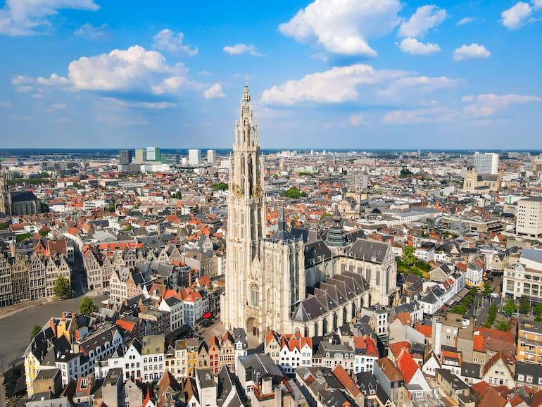 Vista panorámica del centro y la Catedral de Nuestra Señora en la ciudad de Amberes, Bélgica.