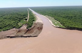 El agua del río Pilcomayo ingresa por la embocadura del canal paraguayo, mientras pobladores advierten que los trabajos de limpieza no se realizaron de forma integral.