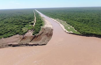 El agua del río Pilcomayo ingresa por la embocadura del canal paraguayo, mientras pobladores advierten que los trabajos de limpieza no se realizaron de forma integral.