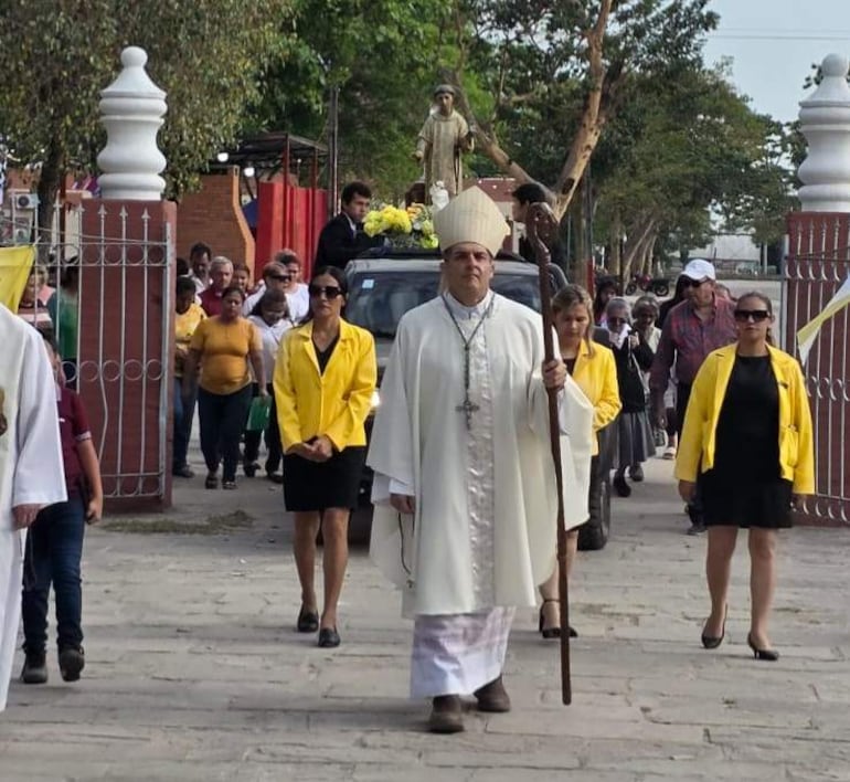Monseñor Escobar, encabeza la procesion.