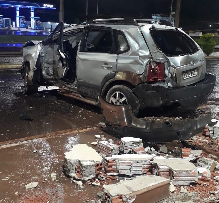 Esta madrugada una conductora chocó contra varias casillas de la terminal interurbano de Ciudad del Este.