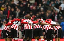 Los jugadores del Sunderland realizan una piña antes del saque inicial en el partido de fútbol de la Premier League inglesa entre el Sunderland y el Leeds United, en el Stadium of Light de Sunderland, en el noreste de Inglaterra.