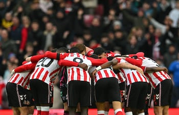 Los jugadores del Sunderland realizan una piña antes del saque inicial en el partido de fútbol de la Premier League inglesa entre el Sunderland y el Leeds United, en el Stadium of Light de Sunderland, en el noreste de Inglaterra.