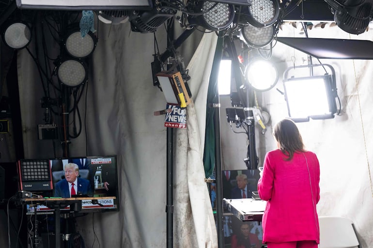 La corresponsal principal de la Casa Blanca de CNN, Kristen Holmes, espera para aparecer en cámara desde la posición de CNN en Pebble Beach, donde las cadenas de televisión transmiten desde el North Lawn de la Casa Blanca, en Washington.