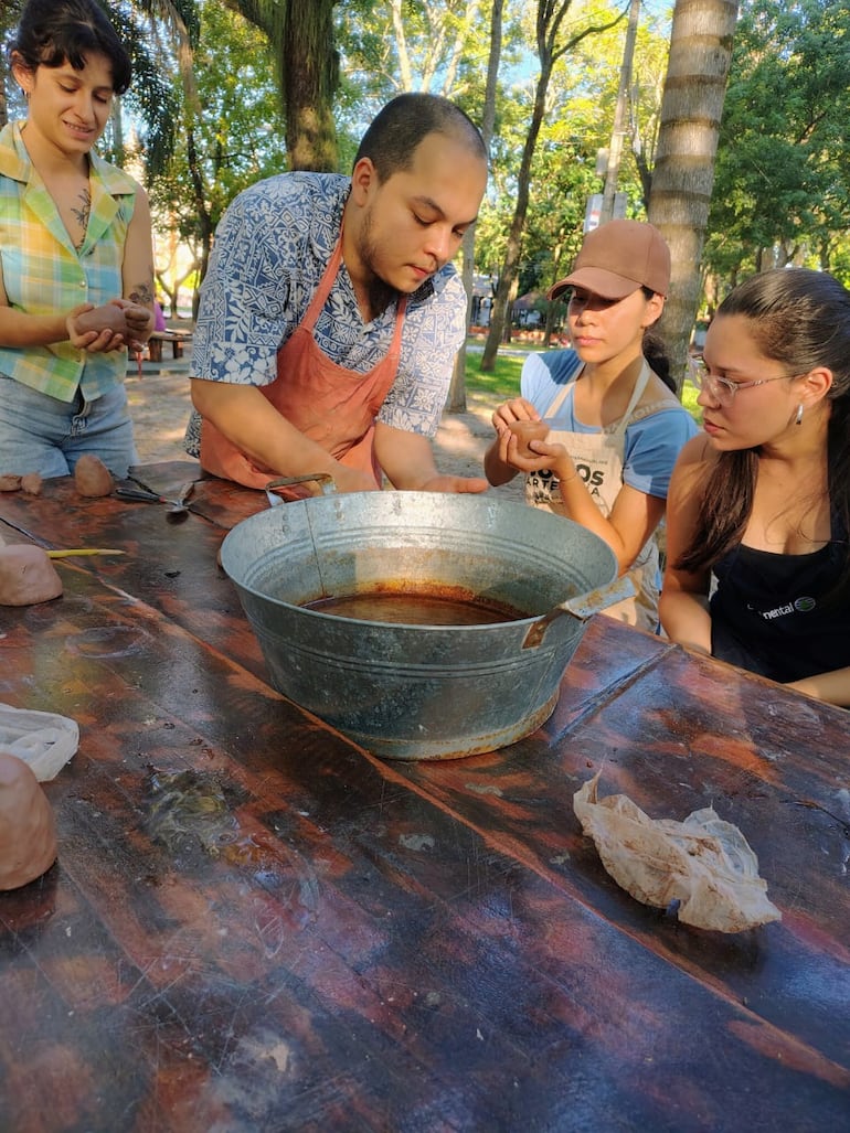 Ceramistas realizan talleres gratuitos de cerámica con técnicas artesanales en los que utilizan arcilla local.