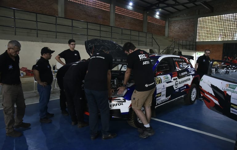 Momento exacto en el que los autos pasaron por las verificaciones técnicas y de seguridad.