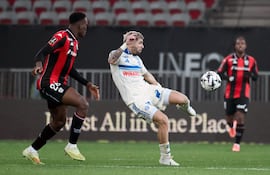 El centrocampista paraguayo del Estrasburgo, Julio Enciso, se prepara para rematar el balón durante el partido de fútbol de la L1 francesa entre el OGC Niza y el RC Estrasburgo Alsacia, en el estadio Allianz Riviera en Niza, en el sureste de Francia.