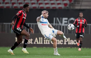 El centrocampista paraguayo del Estrasburgo, Julio Enciso, se prepara para rematar el balón durante el partido de fútbol de la L1 francesa entre el OGC Niza y el RC Estrasburgo Alsacia, en el estadio Allianz Riviera en Niza, en el sureste de Francia.