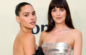 Adria Arjona y Dakota Johnson, divinas en la premier de "Splitsville" en Los Ángeles. (Emma McIntyre/Getty Images/AFP)