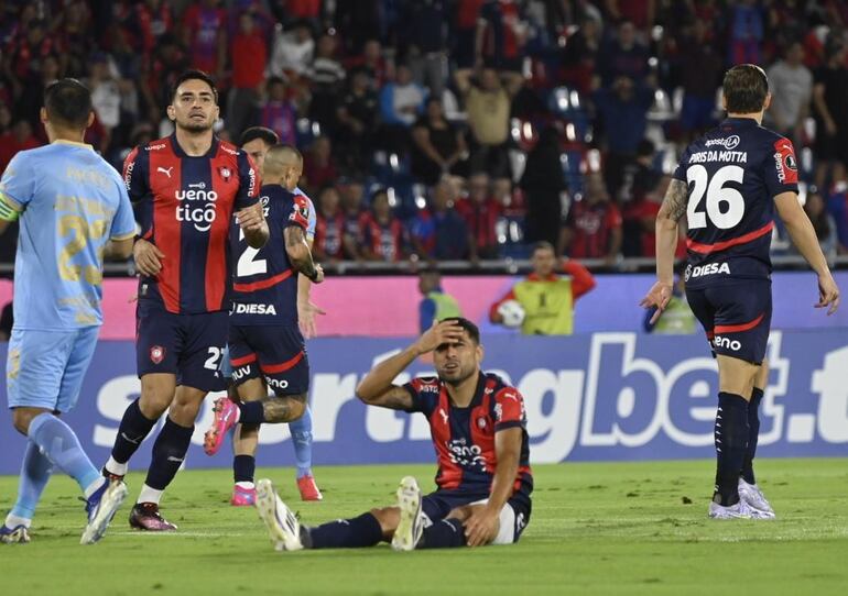 Federico Carrizo (c), futbolista de Cerro Porteño, lamenta una jugada en el partido frente a Bolívar por la primera fecha del Grupo G de la Copa Libertadores 2025 en el estadio La Nueva Olla, en Asunción, Paraguay.