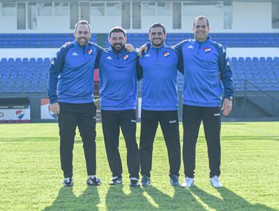 Juan Pablo Pumpido, entrenador de Nacional, posa con los integrantes de su cuerpo técnico.