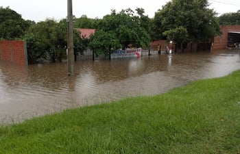 Unas 4 viviendas quedaron bajo agua tras el desborde del arroyo Naranja de Carayaó.