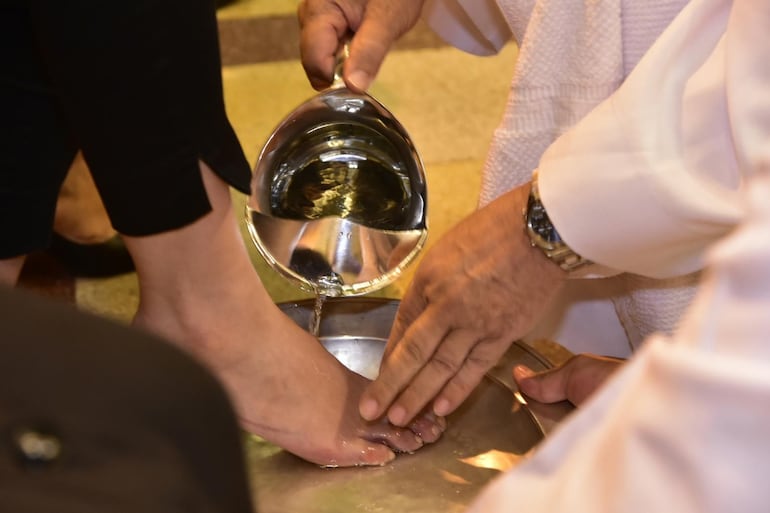 El lavatorio de los pies es el gesto de humildad que hizo Jesús con sus discípulos.
