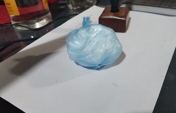 Los intervinientes guardaron en otra bolsa la cocaína hallada en el poder del guardiacárcel.
