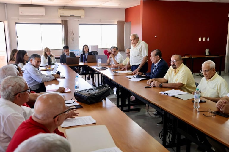 Mesa de diálogo entre el equipo técnico del MEF y los gremios de policías y militares.