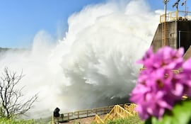 Tras un intenso caudal que atravesó días pasados por el vertedero de Itaipú, hoy a las 18 hs se cerrará debido al descenso del río Paraná, anunciaron.
