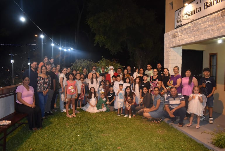 Los padres de familia y los catequistas del barrio estuvieron muy activos en la preparación del evento.