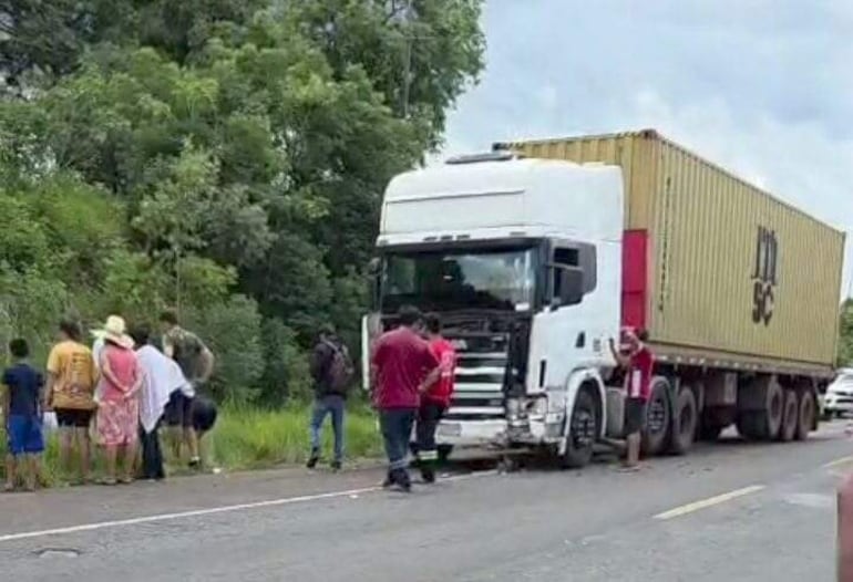 El choque frontal se produjo con este camión semirremolque que circulaba con dirección sur a norte.
