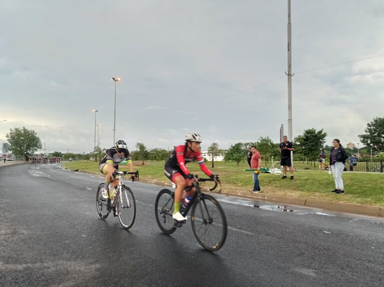 Las ciclistas Araceli Galeano y Sonia Olmedo en damas élite, ayer en la Costanera de Asunción.