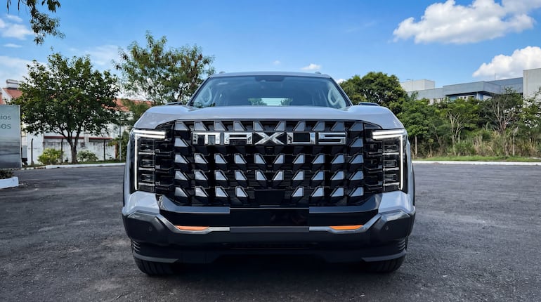La Maxus Terron 9 combina robustez y refinamiento, rompiendo el paradigma tradicional de las pickups al incorporar lujo, tecnología y alto desempeño en un mismo modelo.