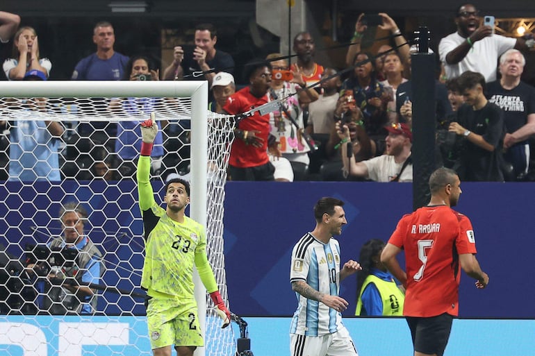 Brazo en alto de Mostafa Shoubir luego de desviar el penal de Lionel Messi.