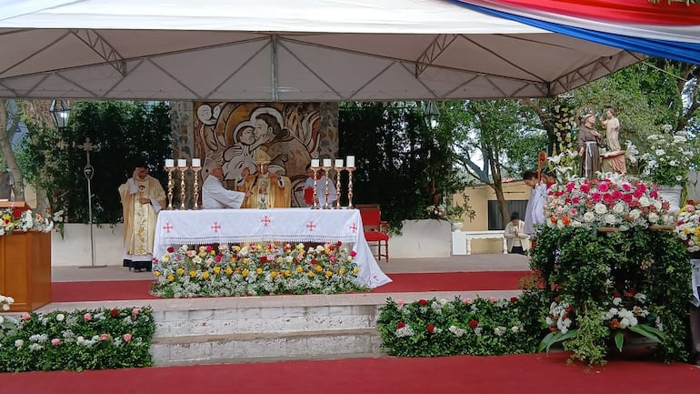El nuncio apostólico monseñor Vincenzo Turturro, pidió vivir siempre en santidad.