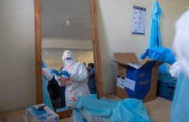 Un miembro del personal lleva equipo de protección personal en un edificio destinado al tratamiento de pacientes con el virus del Ébola en Bunia, Ituri, República Democrática del Congo, el 31 de mayo de 2026. Según la OMS, el brote de la enfermedad por el virus del Ébola de Bundibugyo (BVD) en la República Democrática del Congo y Uganda continúa evolucionando rápidamente, con un total de 134 casos confirmados.
