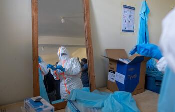 Un miembro del personal lleva equipo de protección personal en un edificio destinado al tratamiento de pacientes con el virus del Ébola en Bunia, Ituri, República Democrática del Congo, el 31 de mayo de 2026. Según la OMS, el brote de la enfermedad por el virus del Ébola de Bundibugyo (BVD) en la República Democrática del Congo y Uganda continúa evolucionando rápidamente, con un total de 134 casos confirmados.