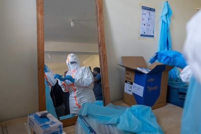 Un miembro del personal lleva equipo de protección personal en un edificio destinado al tratamiento de pacientes con el virus del Ébola en Bunia, Ituri, República Democrática del Congo, el 31 de mayo de 2026. Según la OMS, el brote de la enfermedad por el virus del Ébola de Bundibugyo (BVD) en la República Democrática del Congo y Uganda continúa evolucionando rápidamente, con un total de 134 casos confirmados.