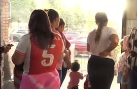 Pacientes esperan para consultar en Pediatría.