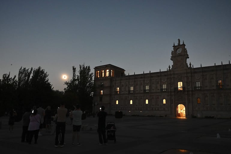 Eclipse solar desde el Parador San Marcos, este miércoles en León, España.