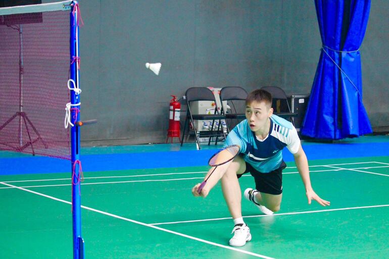 Intenso entrenamiento de bádminton con Leo Lee (21 años).