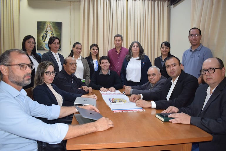 Algunos funcionarios municipales fueron convocados por el intendente electo, Juan Aurelio Bobadilla (Alianza Todos por Carapeguá), para acompañar el proceso de transición.