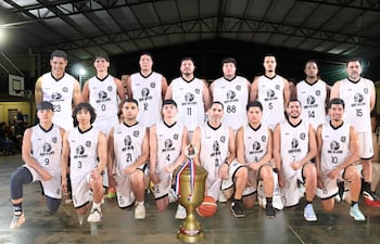 El plantel del Club San Alfonzo que se consagró tricampeón de la Federación de Básquet de Minga Guazu, tras vencer a Pa’i Coronel.