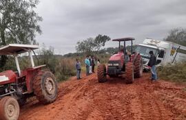 Vecinos de la compañía Bernardino Caballero se las ingeniaron para ayudar al conductor del camión que quedó varado en la zona.
