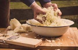 Preparación de chucrut casero. El Sauerkraut es una col cruda finamente cortada que ha sido fermentada por varias bacterias de ácido láctico.