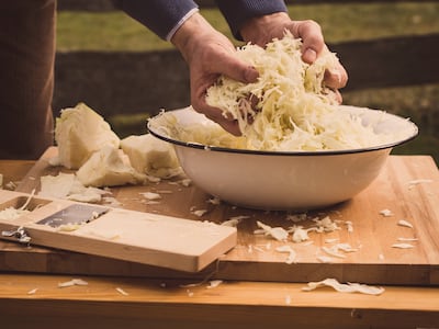 Preparación de chucrut casero. El Sauerkraut es una col cruda finamente cortada que ha sido fermentada por varias bacterias de ácido láctico.