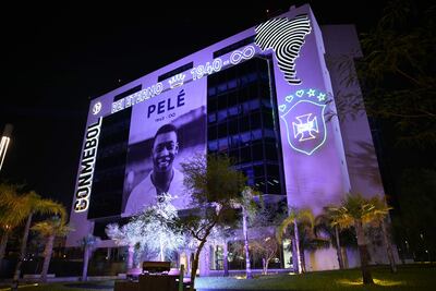 Fotografía cedida por la Conmebol que muestra su fachada iluminada en honor a Pelé, el 29 de diciembre de 2022, en Luque (Paraguay).