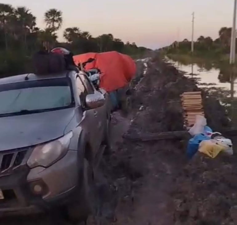Este vehiculo con su acoplado, esta atascado desde hace dos dias, zona de Fuerte Olimpo