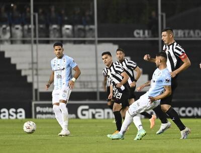 Tobías Castellano saca el balón ante la marca de Oscar Cardozo